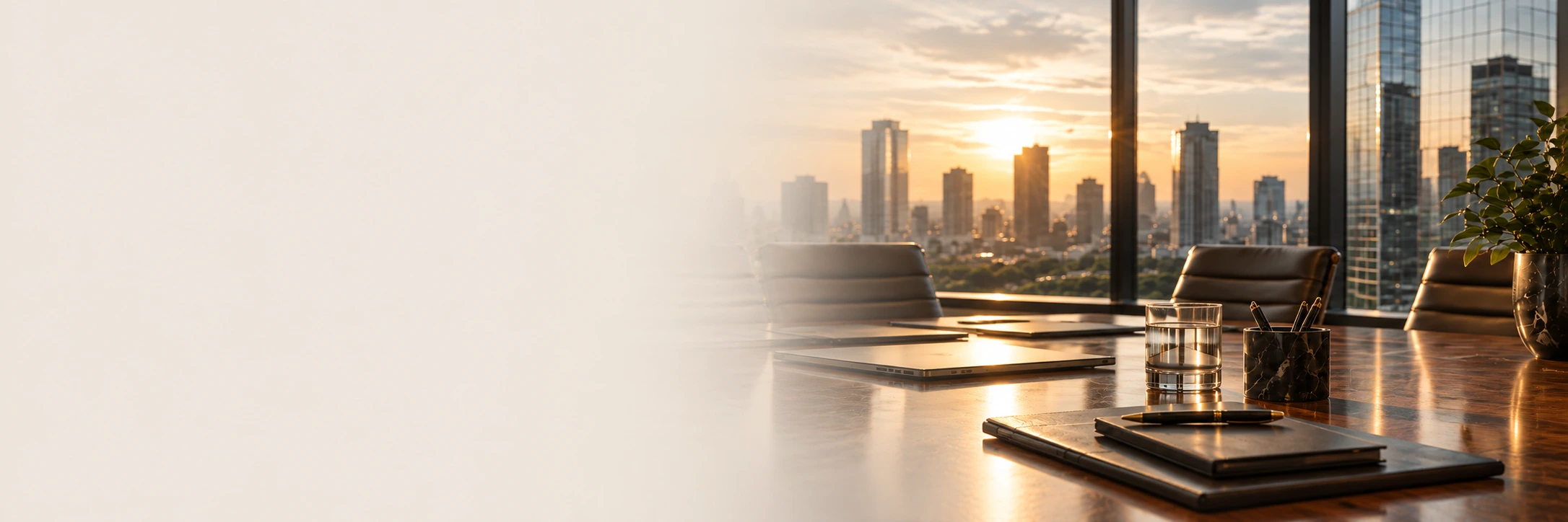 Mesa de reuniões executiva Vértice com vista panorâmica urbana e iluminação natural dourada